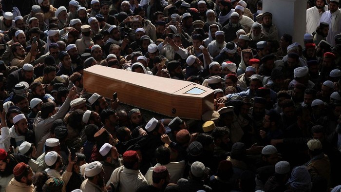 Ribuan Orang Anter Pemakaman Korban Bum Bunuh Diri di Pakistan People attend the funeral of victims who died in a suicide bomber attack on the day of Friday prayers at an Islamic seminary in Akora Khattak, in Peshawar, Pakistan, March 1, 2025. REUTERS/Fayaz Aziz