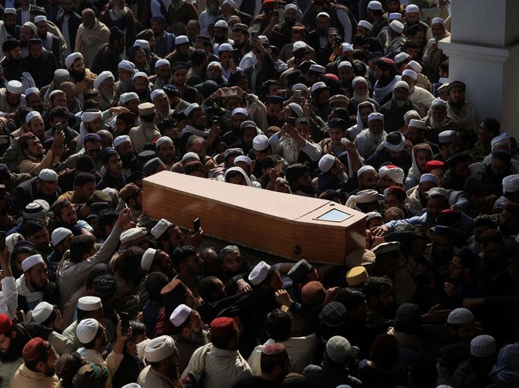 Ribuan Orang Anter Pemakaman Korban Bom Bunuh Diri di Pakistan