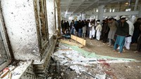 Seorang pelaku bom bunuh diri menewaskan enam jamaah saat salat Jumat di sebuah sekolah seminari di Pakistan barat laut, yang dikenal sebagai tempat pelatihan bersejarah bagi Taliban Afghanistan.