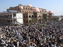 Video: Bom Bunuh Diri Tewaskan 18 Orang di Pakistan, Ribuan Pelayat Antar Korban