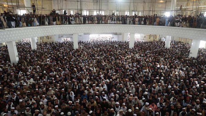 People attend the funeral of victims who died in a suicide bomber attack on the day of Friday prayers at an Islamic seminary in Akora Khattak, in Peshawar, Pakistan, March 1, 2025. REUTERS/Fayaz Aziz