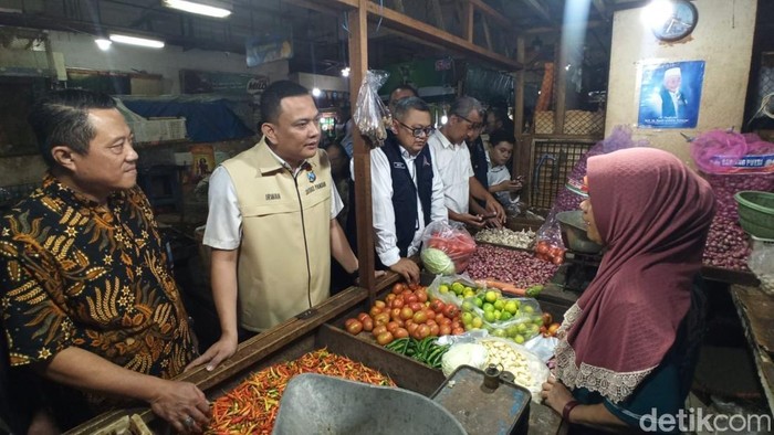 Satgas Pangan Polda Jatim saat melakukan sidak di Pasar Tambahrejo Surabaya.