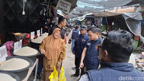 Satgas Pangan Polda NTT saat melakukan sidak di Pasar Kasih Naikotan, Kota Kupang, NTT, Sabtu (1/3/2025).