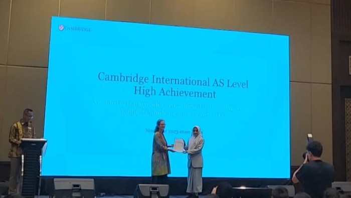 Siswa MAN 4 Jakarta Raih Penghargaan Outstanding Cambridge Learner Awards 2025