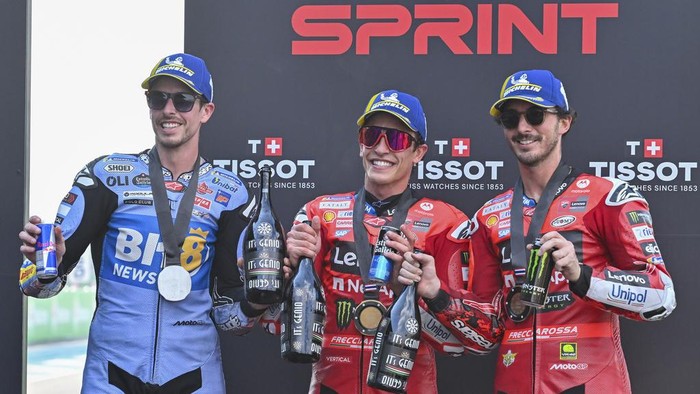 MotoGp Spains Marc Marquez, center, second placed Spains Alex Marquez, left, and third placed Italys Francesco Bagnaia celebrate on the podium after the MotoGP sprint race at the Chang International Circuit in Buriram, Thailand, Saturday, March 1, 2025. (AP Photo/Kittinun Rodsupan)