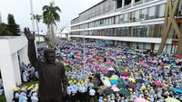 Raksasa tekstil PT Sri Rejeki Isman Tbk (Sritex) tutup permanen mulai hari ini, Sabtu 1 Maret 2025. Bersama dengan itu para pekerja juga sudah diputuskan PHK per tanggal 26 Februari dan terakhir bekerja pada hari Jumat (28/2) kemarin.