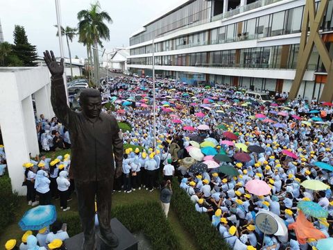 Raksasa tekstil PT Sri Rejeki Isman Tbk (Sritex) tutup permanen mulai hari ini, Sabtu 1 Maret 2025. Lebih dari 10 ribu pekerja terkena PHK.