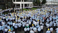 Kabar terkait penutupan dan PHK massal ini juga sudah dikonfirmasi Wakil Menteri Ketenagakerjaan Immanuel Ebenezer Gerungan. Kepada detikcom, pria yang akrab disapa Noel ini kemudian membeberkan bahwa penutupan Sritex ini berdampak terhadap lebih dari 10 ribu pekerja.