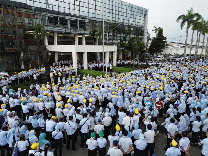 Raksasa tekstil PT Sri Rejeki Isman Tbk (Sritex) tutup permanen mulai hari ini, Sabtu 1 Maret 2025. Lebih dari 10 ribu pekerja terkena PHK.