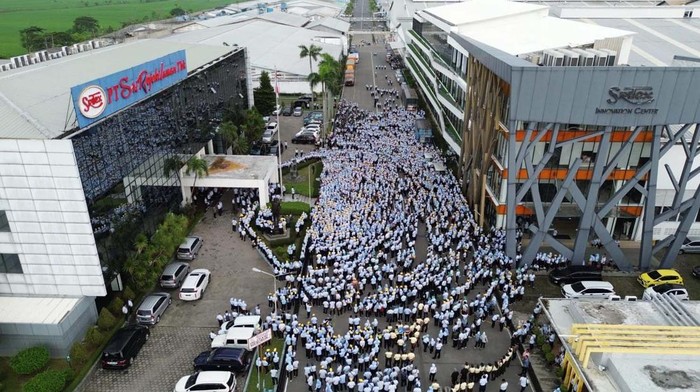 Raksasa tekstil PT Sri Rejeki Isman Tbk (Sritex) tutup permanen mulai hari ini, Sabtu 1 Maret 2025. Lebih dari 10 ribu pekerja terkena PHK.