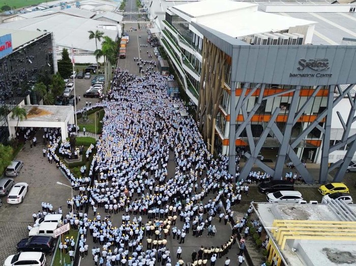 Raksasa tekstil PT Sri Rejeki Isman Tbk (Sritex) tutup permanen mulai hari ini, Sabtu 1 Maret 2025. Lebih dari 10 ribu pekerja terkena PHK.