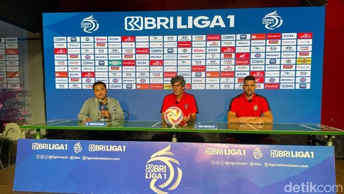 Stefano Teco Cugurra bersama Boris Kopitovic dalam sesi konferensi pers di Bali United Cafe jelang melawan Persita Tangerang, Sabtu (1/3/2025).
