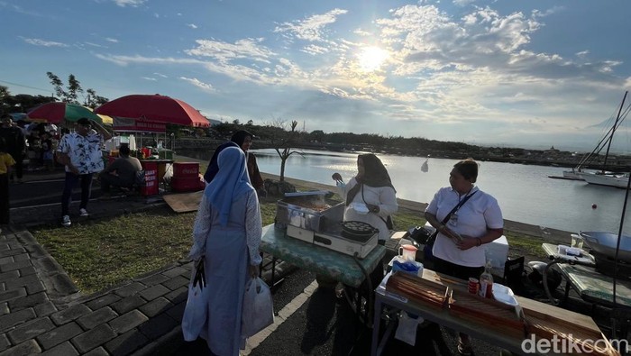 Suasa pengunjung berburu takjil di Festival Ngerandhu Buko di pantai Marina Boom Banyuwangi.