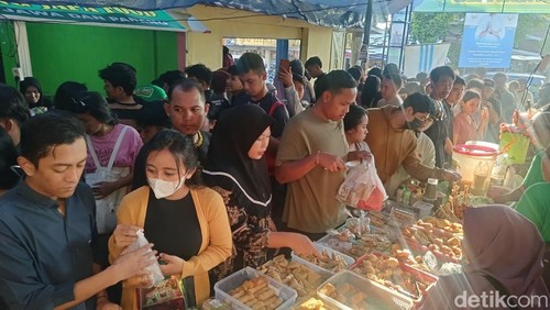 Suasana di Pasar Ramadhan Masjid Raya Baiturrahmah, Dusun Wanasari (Kampung Jawa), Denpasar, Bali pada Sabtu (1/3/2025). (Ni Made Lastri Karsiani Putri-detikBali)