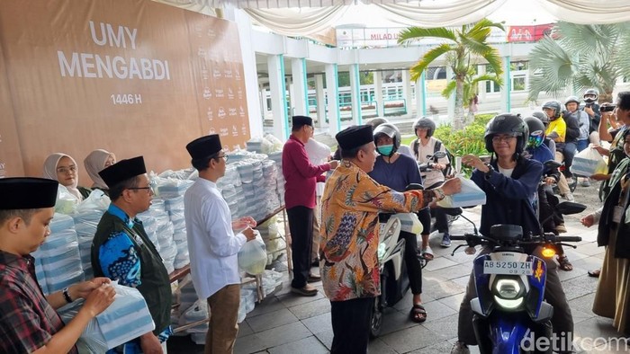 Suasana pembagian ribuan tajjil gratis secara drive thru untuk mahasiswa UMY di Kasihan, Bantul, Sabtu (1/3/2025).