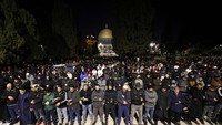 Umat muslim Palestina melaksanakan salat tarawih pertama di Masjid Al-aqsa, Jumat (28/2) waktu setempat.