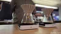 Jeffta mengatakan teknik penyeduhannya tak sama untuk semua biji kopi. Ia mempertimbangkan karakter dan optimalisasi rasa yang keluar setelah penyeduhan dengan rasio dan suhu air yang digunakan. Foto: detikcom/Diah Afrilian