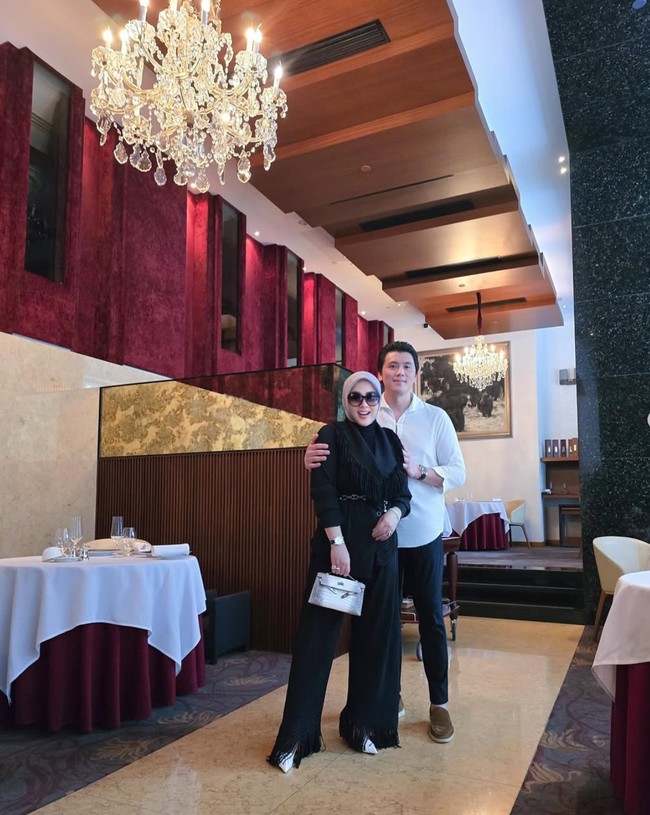 Menikah di Jepang pada 27 Februari 2019, Syahrini dan Reino Barack baru saja merayakan anniversary pernikahan mereka yang ke-6. Dari foto yang dibagikan terlihat keduanya memilih merayakannya dengan makan bersama di salah satu restoran mewah. Foto: Instagram/@princessyahrini