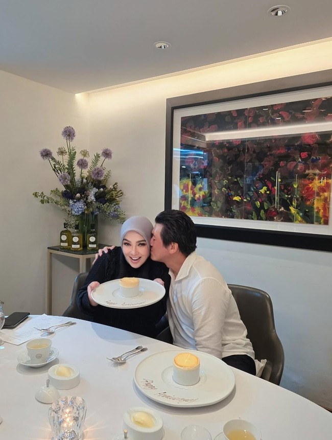 Dalam salah satu foto terlihat Reino yang dengan mesra mengecup pipi sang istri. “6th Year Anniversary Date Night With Our Lil Baby Princess,” tulis keterangan dalam unggahan tersebut. Foto: Instagram/@princessyahrini