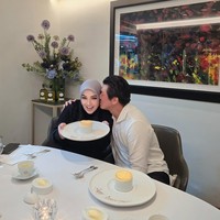 Dalam salah satu foto terlihat Reino yang dengan mesra mengecup pipi sang istri. “6th Year Anniversary Date Night With Our Lil Baby Princess,” tulis keterangan dalam unggahan tersebut. Foto: Instagram/@princessyahrini