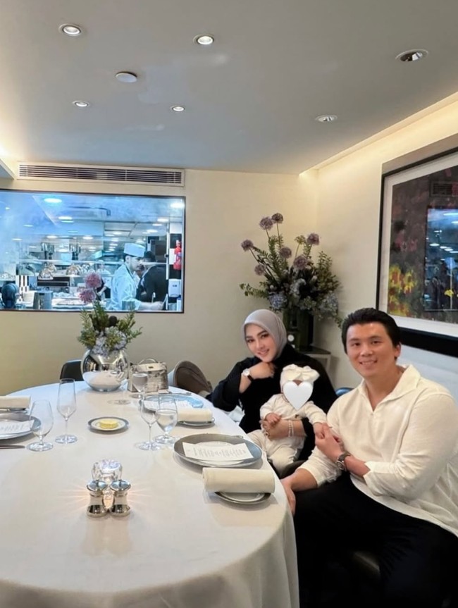 Tak hanya berdua, Syahrini dan Reino juga mengajak serta putri kecil mereka, baby Princess R. Terlihat ketiganya yang kompak kenakan busana bernuansa hitam-putih. Foto: Instagram/@princessyahrini