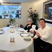 Tak hanya berdua, Syahrini dan Reino juga mengajak serta putri kecil mereka, baby Princess R. Terlihat ketiganya yang kompak kenakan busana bernuansa hitam-putih. Foto: Instagram/@princessyahrini