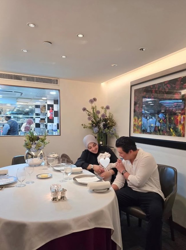 Berbeda dari tahun-tahun sebelumnya, tahun ini perayaan anniversary pernikahan Syahrinj dan Reino terlihat semakin lengkap dengan hadirnya sang putri kecil. Foto: Instagram/@princessyahrini