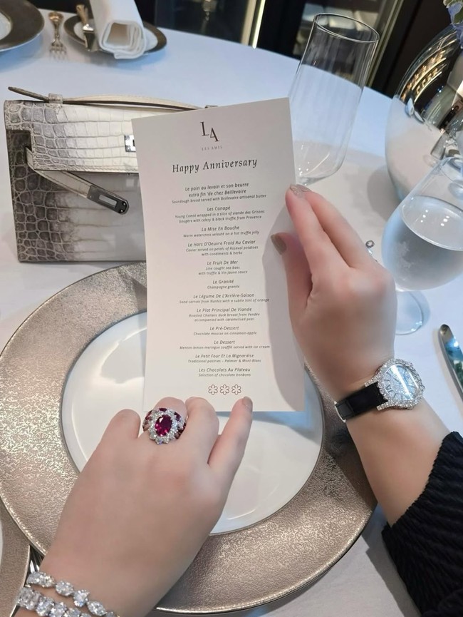 Tak hanya memamerkan kebersamaan keluarganya, Syahrini juga tampak memamerkan cincin bertahtakan batu berlian berwarna merah keunguan. Tampak ia mengenakan 2 cincin senada yang ditumpuk menjadi 1. Foto: Instagram/@princessyahrini
