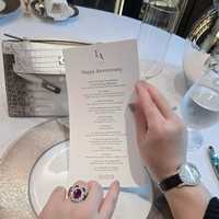 Tak hanya memamerkan kebersamaan keluarganya, Syahrini juga tampak memamerkan cincin bertahtakan batu berlian berwarna merah keunguan. Tampak ia mengenakan 2 cincin senada yang ditumpuk menjadi 1. Foto: Instagram/@princessyahrini