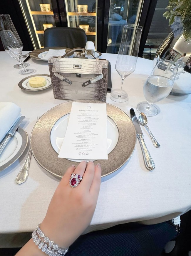 Siapa sangka jika harga cincin tersebut rupanya mencapai miliaran untuk 1 buahnya. Salah satu cincin yang dikenakan Syahrini, ‘Emerald Cut Ruby and Diamond Wedding Band’ yang berasal dari Graff dibanderol dengan harga sekitar Rp 2,2 miliar. Foto: Instagram/@princessyahrini