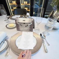 Siapa sangka jika harga cincin tersebut rupanya mencapai miliaran untuk 1 buahnya. Salah satu cincin yang dikenakan Syahrini, ‘Emerald Cut Ruby and Diamond Wedding Band’ yang berasal dari Graff dibanderol dengan harga sekitar Rp 2,2 miliar. Foto: Instagram/@princessyahrini