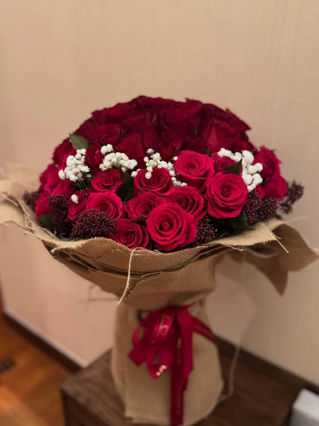 Syahrini juga tampak memamerkan buket bunga mawar merah yang cukup besar pemberian dari suami tercinta. Unggahan Syahrini itu pun banjir ucapan selamat dari para netizen. Foto: Instagram/@princessyahrini