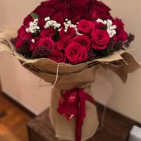 Syahrini juga tampak memamerkan buket bunga mawar merah yang cukup besar pemberian dari suami tercinta. Unggahan Syahrini itu pun banjir ucapan selamat dari para netizen. Foto: Instagram/@princessyahrini