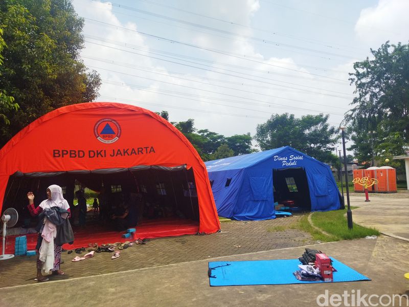 Tempat pengungsian korban kebakaran Duren Sawit, Jakarta Timur. 1 Maret 2025. (Kurniawan Fadilah/detikcom)