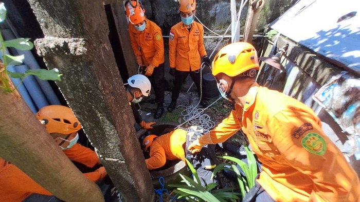 Tim SAR mengevakuasi jasad I NyomanI Nyoman yang terjatuh ke dalam sumur di rumah kos Jalan Pendidikan 2, Sidakarya, Denpasar, Jumat (28/2/2025). (Foto: Istimewa)
