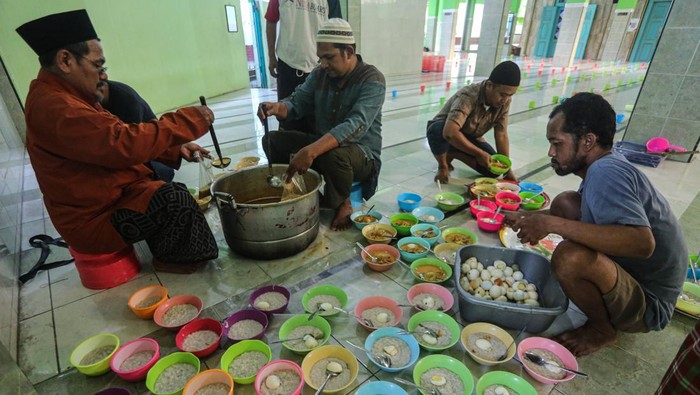 Tradisi bubur India untuk berbuka puasa Ramadhan Pengurus masjid menyiapkan bubur India sebagai sajian menu tradisi berbuka puasa di Masjid Jami Pekojan, Semarang, Jawa Tengah, Sabtu (1/3/2025). Penyajian bubur India sebanyak 200 porsi selama bulan Ramadhan yang disajikan secara gratis untuk warga setempat dan kaum dhuafa tersebut telah menjadi tradisi selama lebih dari seratus tahun dan pertama kali dilakukan oleh pedagang asal India yang menetap di kampung sekitar masjid itu. ANTARA FOTO/Makna Zaezar/YU