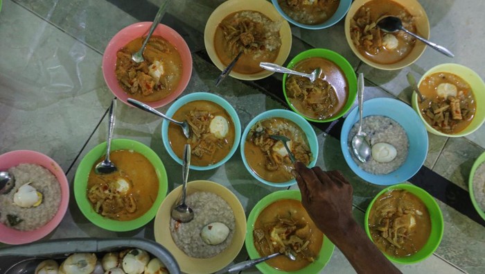Pengurus masjid menyiapkan bubur India sebagai sajian menu tradisi berbuka puasa di Masjid Jami Pekojan, Semarang, Jawa Tengah, Sabtu (1/3/2025). Penyajian bubur India sebanyak 200 porsi selama bulan Ramadhan yang disajikan secara gratis untuk warga setempat dan kaum dhuafa tersebut telah menjadi tradisi selama lebih dari seratus tahun dan pertama kali dilakukan oleh pedagang asal India yang menetap di kampung sekitar masjid itu. ANTARA FOTO/Makna Zaezar/YU