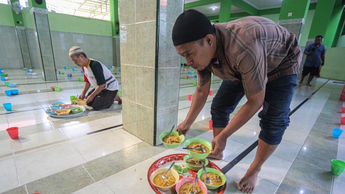 Pengurus masjid menyiapkan bubur India sebagai sajian menu tradisi berbuka puasa di Masjid Jami Pekojan, Semarang, Jawa Tengah, Sabtu (1/3/2025). Penyajian bubur India sebanyak 200 porsi selama bulan Ramadhan yang disajikan secara gratis untuk warga setempat dan kaum dhuafa tersebut telah menjadi tradisi selama lebih dari seratus tahun dan pertama kali dilakukan oleh pedagang asal India yang menetap di kampung sekitar masjid itu. ANTARA FOTO/Makna Zaezar/YU