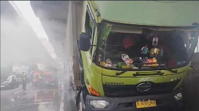 Truk muatan sepatu terbakar di Tol Tambun Selatan, Bekasi, Jawa Barat (Jabar).
