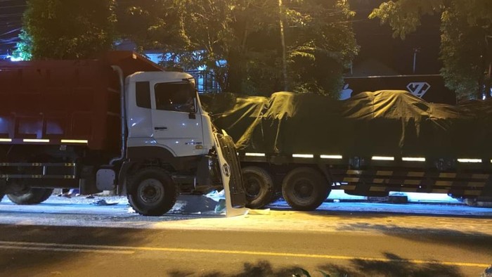 Truk tronton tabrak trailer di Tuban.