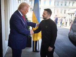 Presiden Ukraina Dikritik Berkaus di Depan Trump, Ini Pembelaan Desainernya