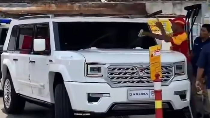 Viral video mobil Maung Garuda MV3 Limousine putih mengisi BBM jenis V-Power Diesel di SPBU Shell.