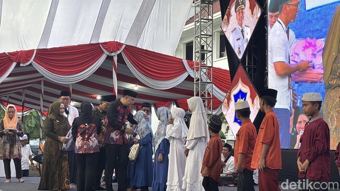 Wali Kota Surabaya Eri Cahyadi awali hari pertama kerja dengan santuni yatim piatu.