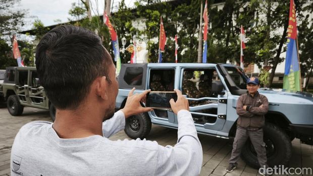 Warga antusias naik mobil Maung buatan Pindad