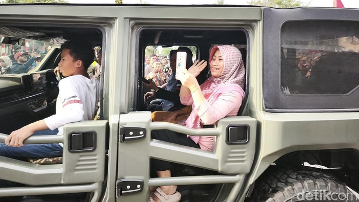 Warga antusias naik mobil Maung buatan Pindad