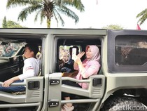 Antusiasnya Warga Bandung Ngabuburit Sambil Naik Maung