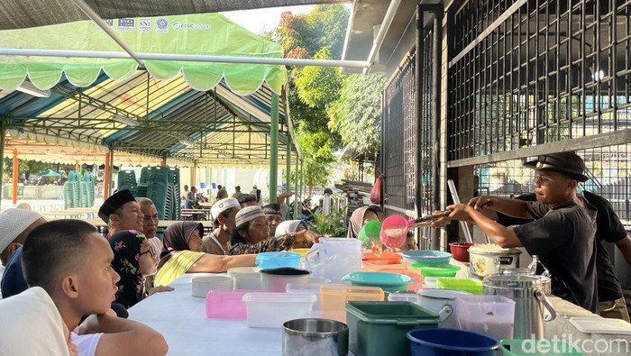 Warga berburu bubur pedas di Masjid Raya Medan