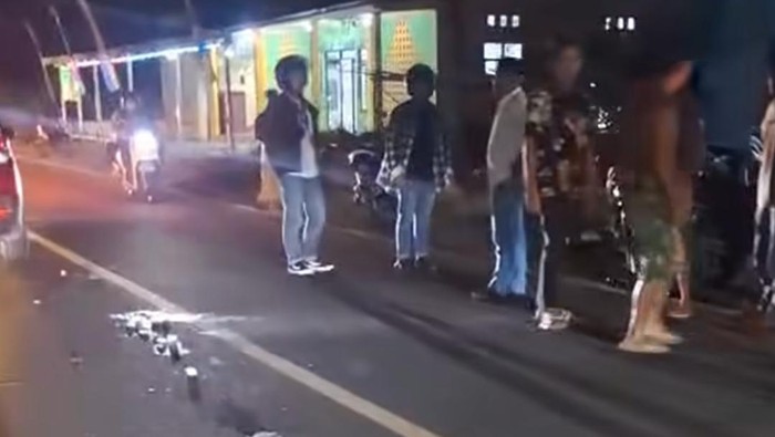 Warga berkumpul di lokasi 2 sepeda motor terlibat tabrakan di Mamuju.