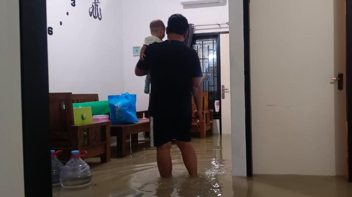 Warga di Perumahan Omah Indah Gresik kebanjiran hingga mengungsi.