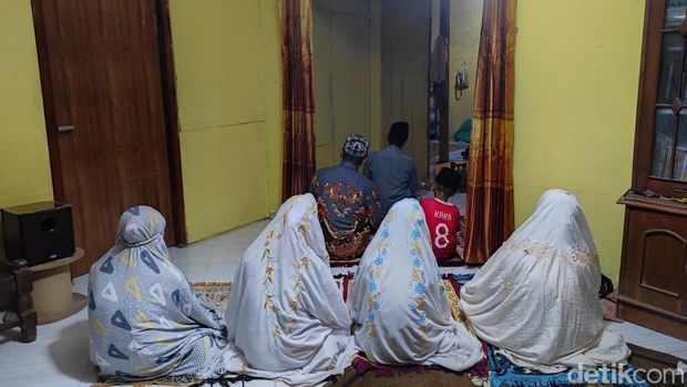 Warga dusun  Mojopencol desa Kalisari, kecamatan Boureno Bojonegoro  tarawih d rumah Karena masjid terendam banjir